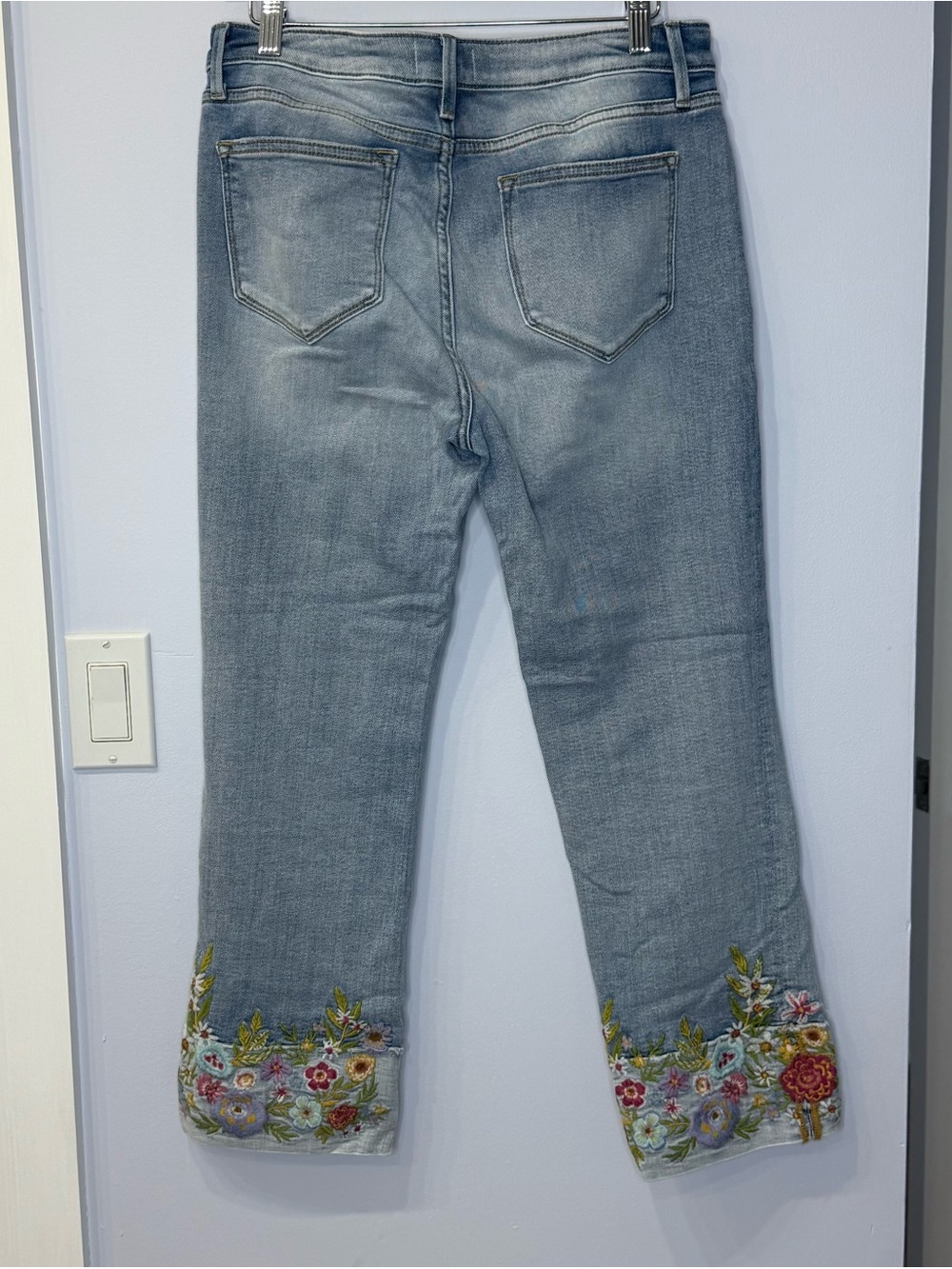 Driftwood Colette floral embroidered jeans. Size 29. Excellent condition! - Picture 2 of 8